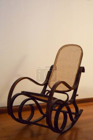 Téléchargez les photos : Vieux fauteuil à bascule dans la maison - en image libre de droit