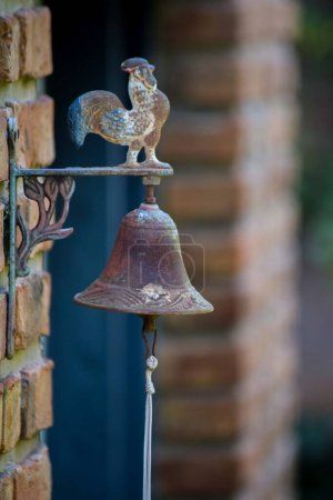 Téléchargez les photos : Petite cloche de fer suspendue dans la maison - en image libre de droit