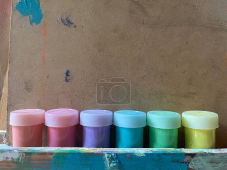 pots avec peinture de différentes couleurs