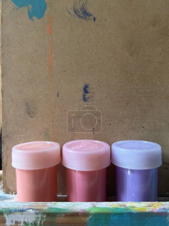 pots avec peinture de différentes couleurs