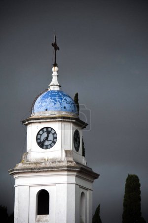 Téléchargez les photos : Détail d'une église catholique sur un ciel nuageux... - en image libre de droit