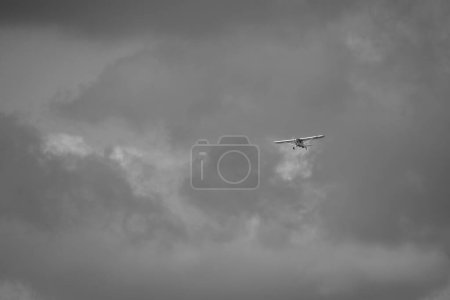 Foto de Pequeño avión haciendo piruetas en el cielo nublado - Imagen libre de derechos