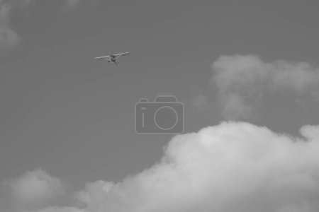 pequeño avión haciendo piruetas en el cielo nublado