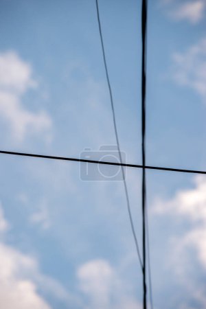 câble électrique sur un ciel bleu avec nuages