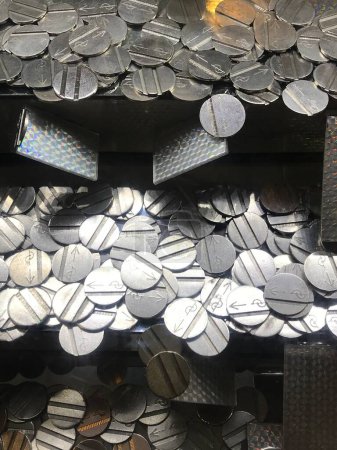 Foto de Monedas de una máquina de cascada de monedas - Imagen libre de derechos