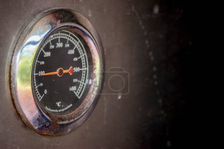 clock to measure the temperature in a pizza oven