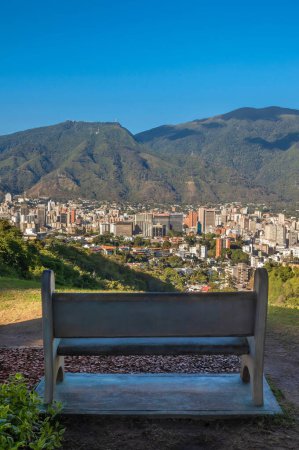 Téléchargez les photos : Vue panoramique sur la montagne El Avila, lors d'un coucher de soleil à Caracas, Venezuela. - en image libre de droit