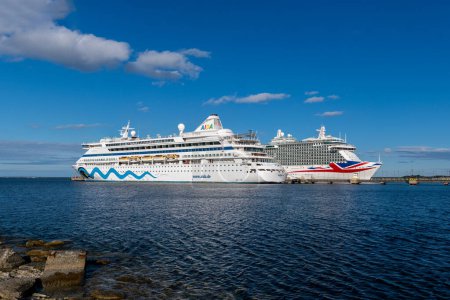 Téléchargez les photos : Tallinn, Estonie - 26 septembre 2022 : Le navire de croisière AIDAvita et Britannia accoste dans le port de Vanasadam Tallinn en Estonie. Bateau de croisière dans la mer Baltique. - en image libre de droit