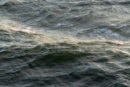Fondo de textura de ondas oceánicas verdes y azules. Superficie del mar.