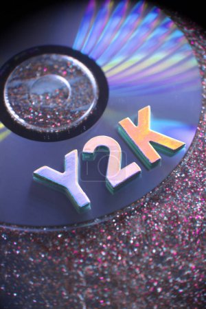 Téléchargez les photos : Y2K Lettres sur CD de musique avec fond scintillant - en image libre de droit