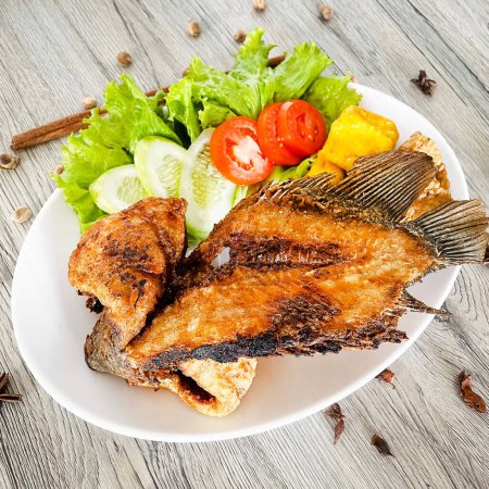 Frittierter Gourami-Fisch mit Knoblauch