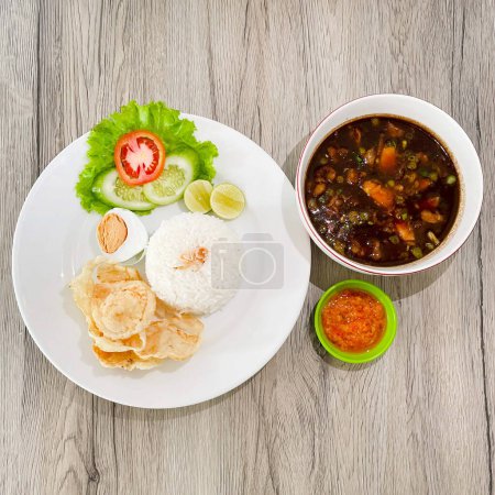 Téléchargez les photos : Rawon daging est une soupe de bœuf indonésienne traditionnelle originaire de Java oriental - en image libre de droit