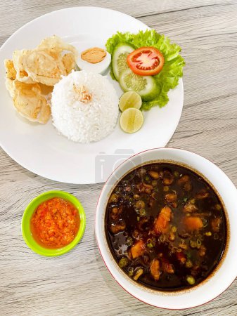 Téléchargez les photos : Rawon daging est une soupe de bœuf indonésienne traditionnelle originaire de Java oriental - en image libre de droit