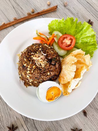 Téléchargez les photos : Riz frit Rawon cuisine traditionnelle indonésienne - en image libre de droit