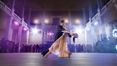 Foto de Pareja bailarines realizan vals en un gran escenario profesional. Ballro. - Imagen libre de derechos