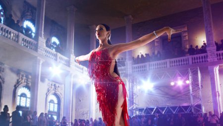 Foto de Pareja bailarines realizar baile latino en gran escenario profesional. - Imagen libre de derechos