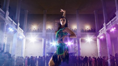 Foto de Mujer realizar baile latino en gran escenario profesional. - Imagen libre de derechos