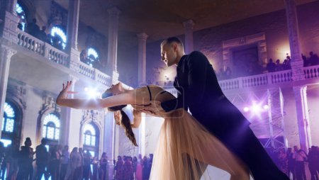 Foto de Pareja bailarines realizan vals en un gran escenario profesional. Ballro. - Imagen libre de derechos