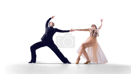 Foto de Pareja bailarines realizar danza en aislado en blanco - Imagen libre de derechos