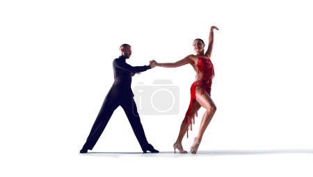 Téléchargez les photos : Couple danseurs effectuer la danse sur isolé sur blanc - en image libre de droit