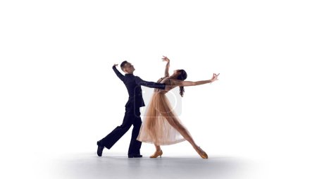 Foto de Pareja bailarines realizar danza en aislado en blanco - Imagen libre de derechos