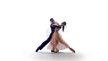 Téléchargez les photos : Couple danseurs effectuer la danse sur isolé sur blanc - en image libre de droit