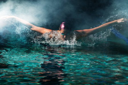 Foto de Mujer joven nadadora entrenando en la piscina. Nadador profesional i - Imagen libre de derechos