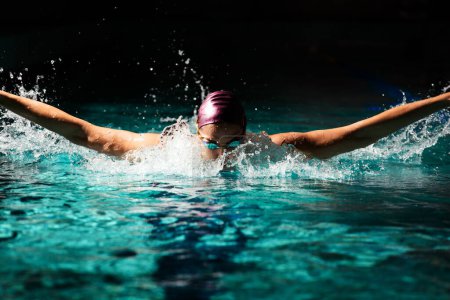 Foto de Mujer joven nadadora entrenando en la piscina. Nadador profesional i - Imagen libre de derechos