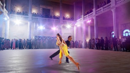 Téléchargez les photos : Couple danseurs effectuer danse latine sur grande scène professionnelle. - en image libre de droit