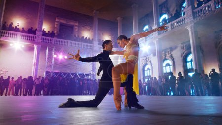 Téléchargez les photos : Couple danseurs effectuer danse latine sur grande scène professionnelle. - en image libre de droit
