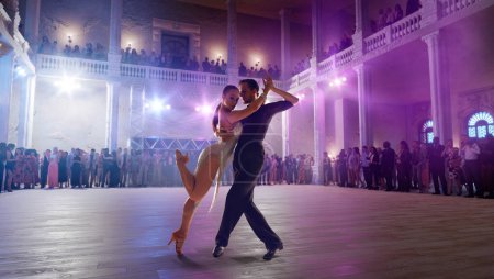 Foto de Pareja bailarines realizar baile latino en gran escenario profesional. - Imagen libre de derechos