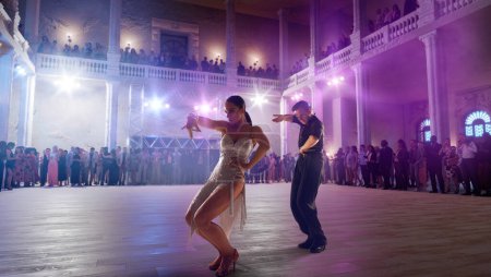 Photo pour Couple danseurs effectuer danse latine sur grande scène professionnelle. - image libre de droit