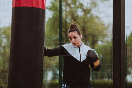 Foto de Entrenamiento de boxeo mujer al aire libre por la mañana - Imagen libre de derechos