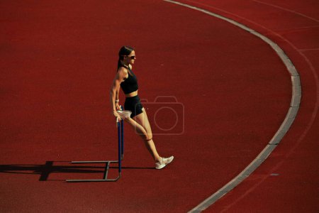 Téléchargez les photos : Athlète fille entraînement sur piste de course. - en image libre de droit
