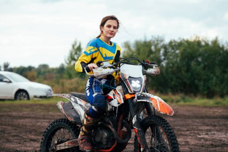 Téléchargez les photos : Motocross féminin. Jeune motard à moto. Sport d'action - en image libre de droit