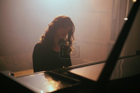 Téléchargez les photos : La femme jouant du piano dans la salle de concert - en image libre de droit