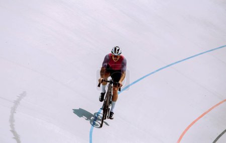 Foto de Entrenamiento de ciclistas en la pista de ciclismo - Imagen libre de derechos