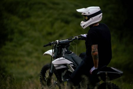 Téléchargez les photos : Motocross free ride extrême dans les champs. - en image libre de droit