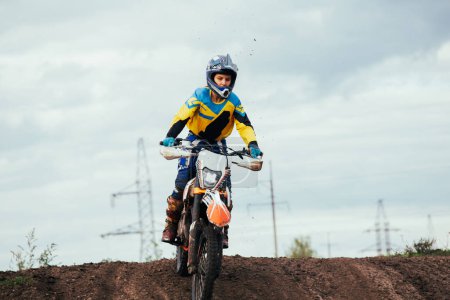 Téléchargez les photos : Motocross féminin. Jeune motard à moto. Sport d'action - en image libre de droit