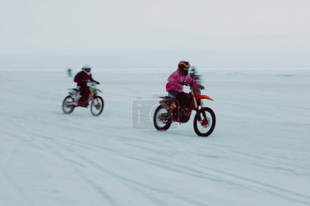 Téléchargez les photos : Motocross d'hiver. Les coureurs roulent sur la glace. Sports d'hiver. - en image libre de droit