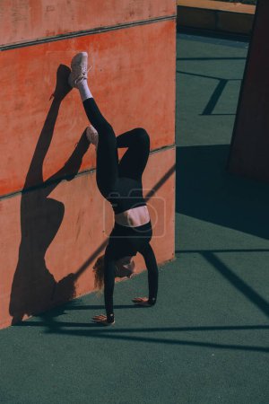 Foto de Una joven está haciendo deportes al aire libre. - Imagen libre de derechos