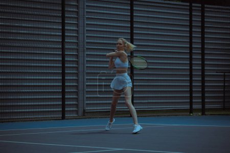 Téléchargez les photos : Femme joueuse de tennis s'entraîne sur le court de tennis - en image libre de droit