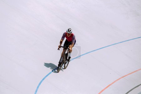 Foto de Entrenamiento de ciclistas en la pista de ciclismo - Imagen libre de derechos