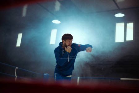 Téléchargez les photos : Entraînement de boxe dans la salle de boxe - en image libre de droit