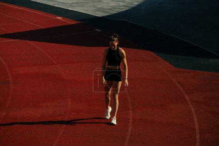 Téléchargez les photos : Athlète fille entraînement sur piste de course. - en image libre de droit
