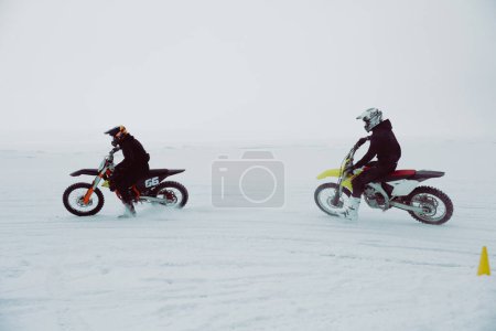 Téléchargez les photos : Motocross d'hiver. Les coureurs roulent sur la glace. Sports d'hiver. - en image libre de droit