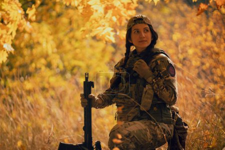 Foto de Mujer en el ejército. Ejercicio táctico. Soldado.. - Imagen libre de derechos