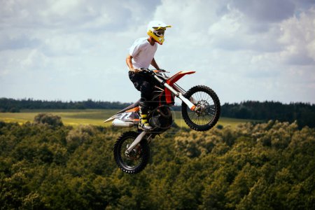 Foto de Motocross de paseo libre extremo en los campos. - Imagen libre de derechos