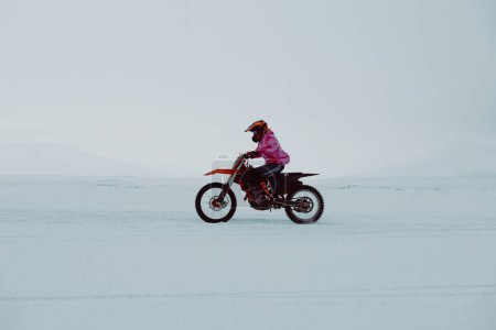 Foto de Motocross de invierno. Corredor masculino montando sobre hielo. Deportes de invierno. - Imagen libre de derechos