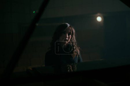 Foto de La mujer tocando el piano en la sala de conciertos - Imagen libre de derechos